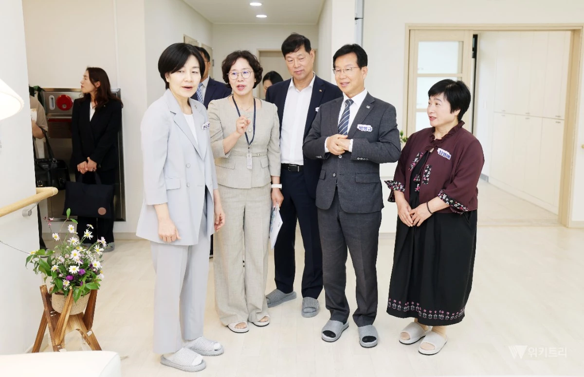 광산구가 13일 선운희망타운2단지에 ‘중간집-선운’을 연 가운데, 박병규 광산구청장이 현수엽 보건복지부 제1차관(왼쪽)과 공간 내부를 둘러보고 있다. / 광산구