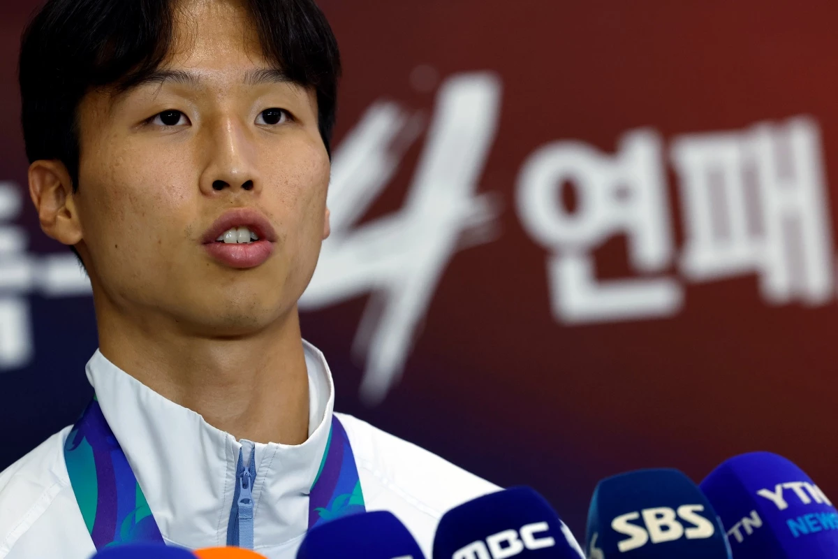 2026 아이치-나고야 아시안게임 남자축구 결승전에서 결승골을 넣은 엄지성이 지난 4일 오후 인천국제공항을 통해 귀국해 취재진과 인터뷰를 하고 있다. / 뉴스1