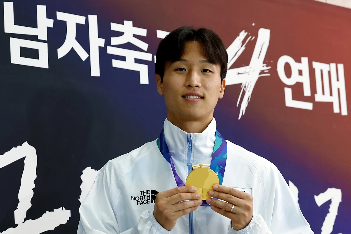 2026 아이치-나고야 아시안게임 남자축구 결승전에서 결승골을 넣은 엄지성이 지난 4일 오후 인천국제공항을 통해 귀국해 취재진과 인터뷰 후 금메달을 들어 보이고 있다. / 뉴스1