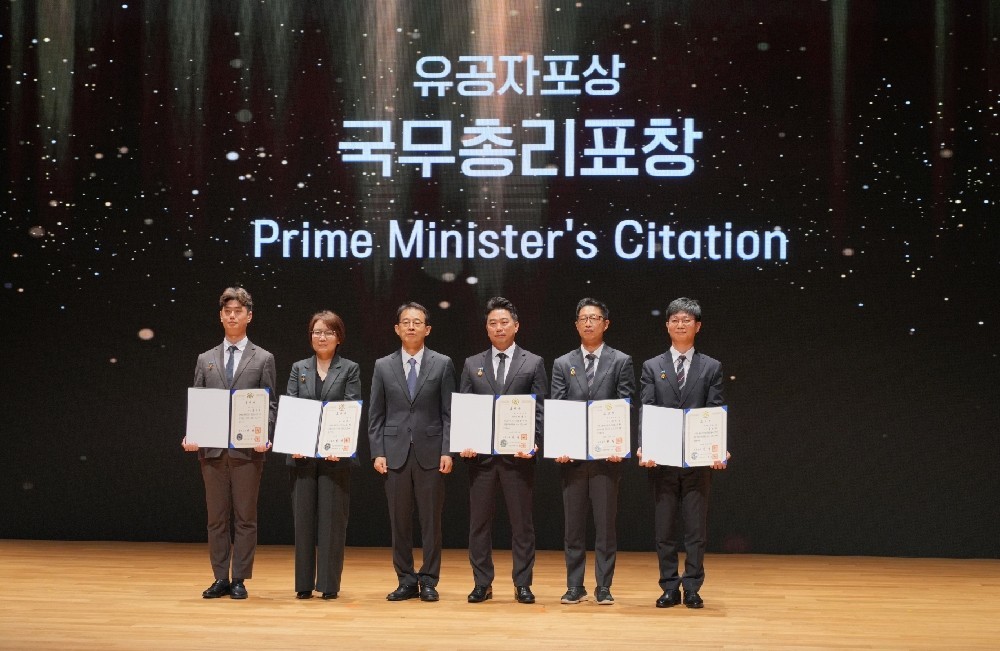 13일 서울 코엑스에서 열린 제21회 전자·IT의 날 기념행사에서 국무총리 표창을 수상한 윤미나 전무(왼쪽 두 번째)가 수상자 및 관계자들과 기념촬영을 하고 있다. / 세라젬 제공