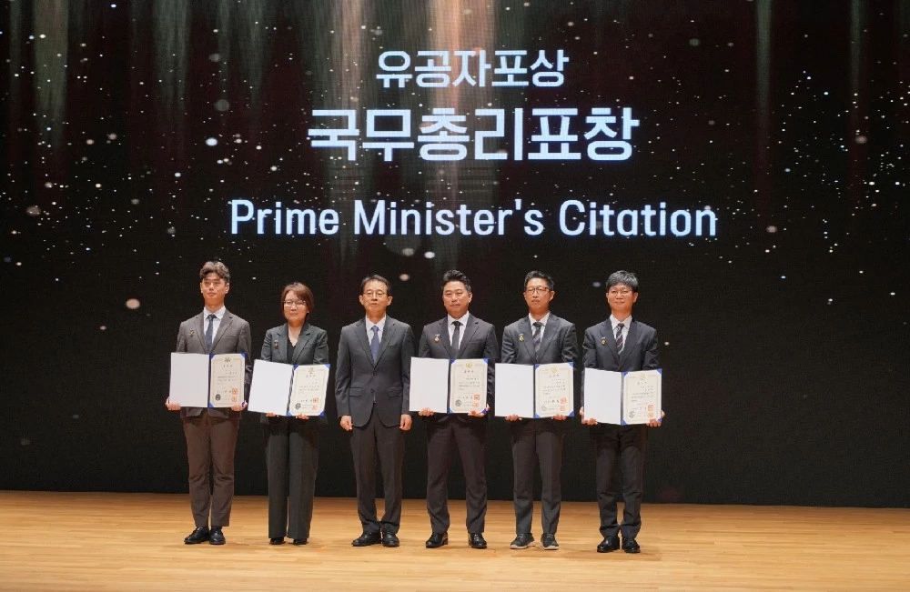 13일 서울 코엑스에서 열린 제21회 전자·IT의 날 기념행사에서 국무총리 표창을 수상한 윤미나 전무(왼쪽 두 번째)가 수상자 및 관계자들과 기념촬영을 하고 있다. / 세라젬 제공