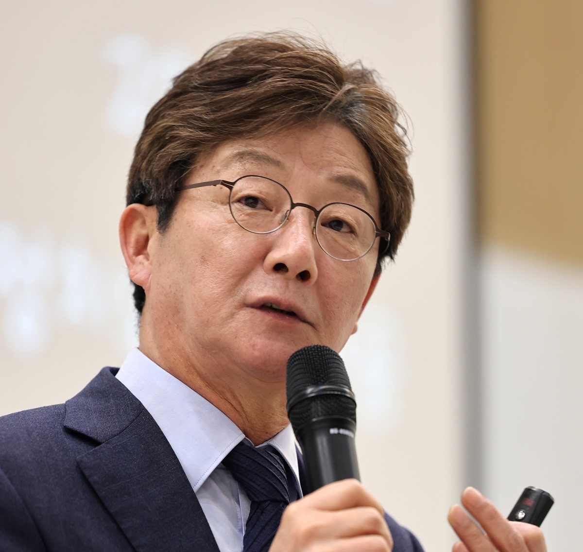 유승민 전 국민의힘 의원. 기사 이해를 돕기 위한 자료 사진. 유 전 의원은 이재명 대통령의 SNS 활용 자제를 촉구했다. 유 전 의원은 이 대통령이 SNS를 정부 정책에 대한 일방적 주장을 하는 데 활용하고 있다고 비판했다. 유 전 의원은 지난 13일 CBS 라디오 '박재홍의 한판승부' 인터뷰에서 '대통령이 SNS 할 수 있다고 생각한다'라며 '이 대통령께서 본인의 SNS를 가지고 국민하고 소통하는 걸로 지금 생각을 하신다'라고 밝혔다. 유 전 의원은 '이 대통령이 SNS에서 가장 큰 문제는 잘못된 정책, 실패한 정책을 일방적으로 우기는 데 자기 SNS를 쓰는 것'이라고 지적했다. 그러면서 '전부 다 실패한 정책을 계속 우기는 것이다. 그게 무슨 소통인가. 일방적으로 그냥 우기는 것'이라고 덧붙였다. / 뉴스1