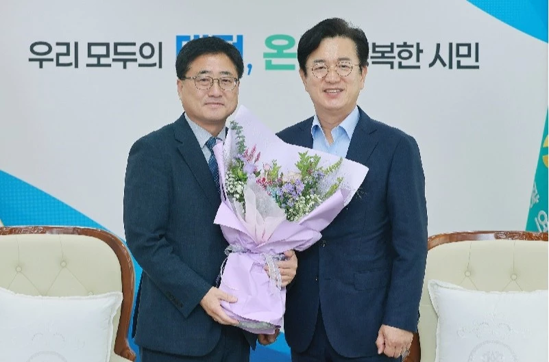 14일 임재진 신임 기획조정실장(왼쪽)이 허태정 대전시장과 임명 기념촬영을 하고 있다. /사진=대전시
