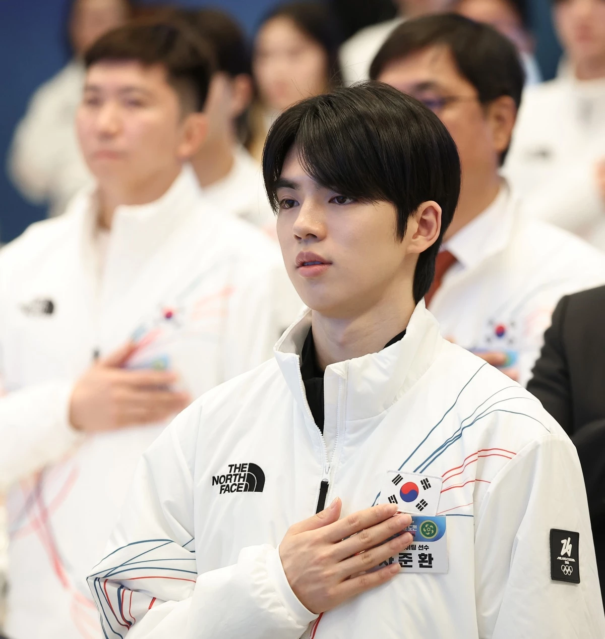 2026 밀라노·코르티나담페초 동계 올림픽에 출전한 차준환이 지난 3월 청와대 영빈관에서 열린 동계 올림픽 선수단 오찬에서 국민의례를 하고 있다. / 뉴스1