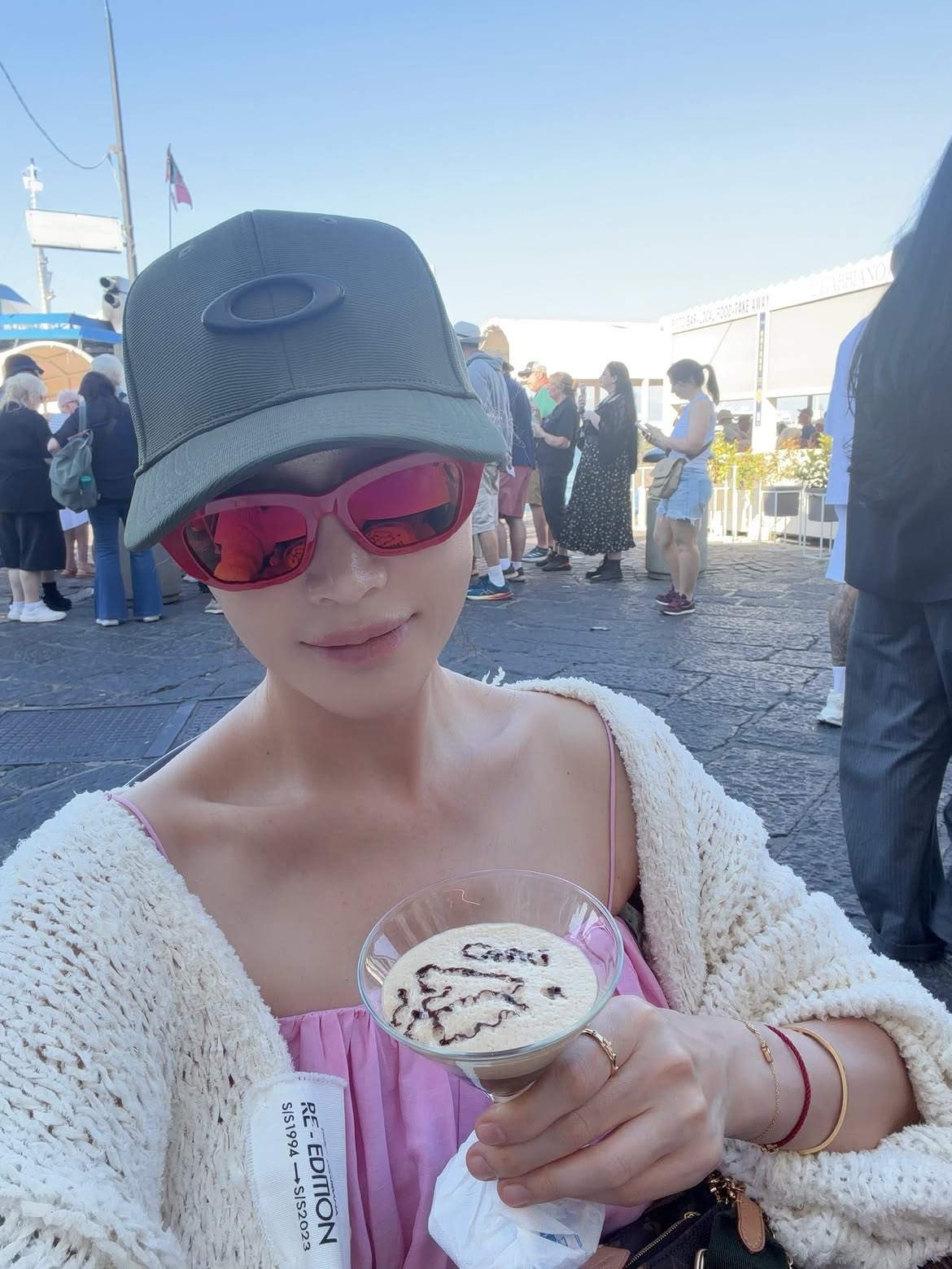 김혜수가 여행지에서 선글라스와 모자를 착용하고 사진을 촬영했다. / 김혜수 인스타그램