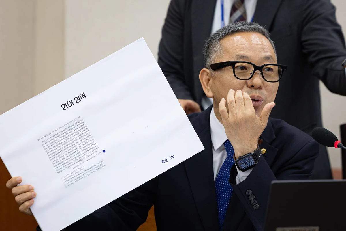 김문수 더불어민주당 의원이 지난 7일 서울 여의도 국회에서 열린 교육위원회의 교육부 등에 대한 국정감사에서 AI글래스를 활용한 수능 문항 풀이 시연을 하고 있다 / 뉴스1