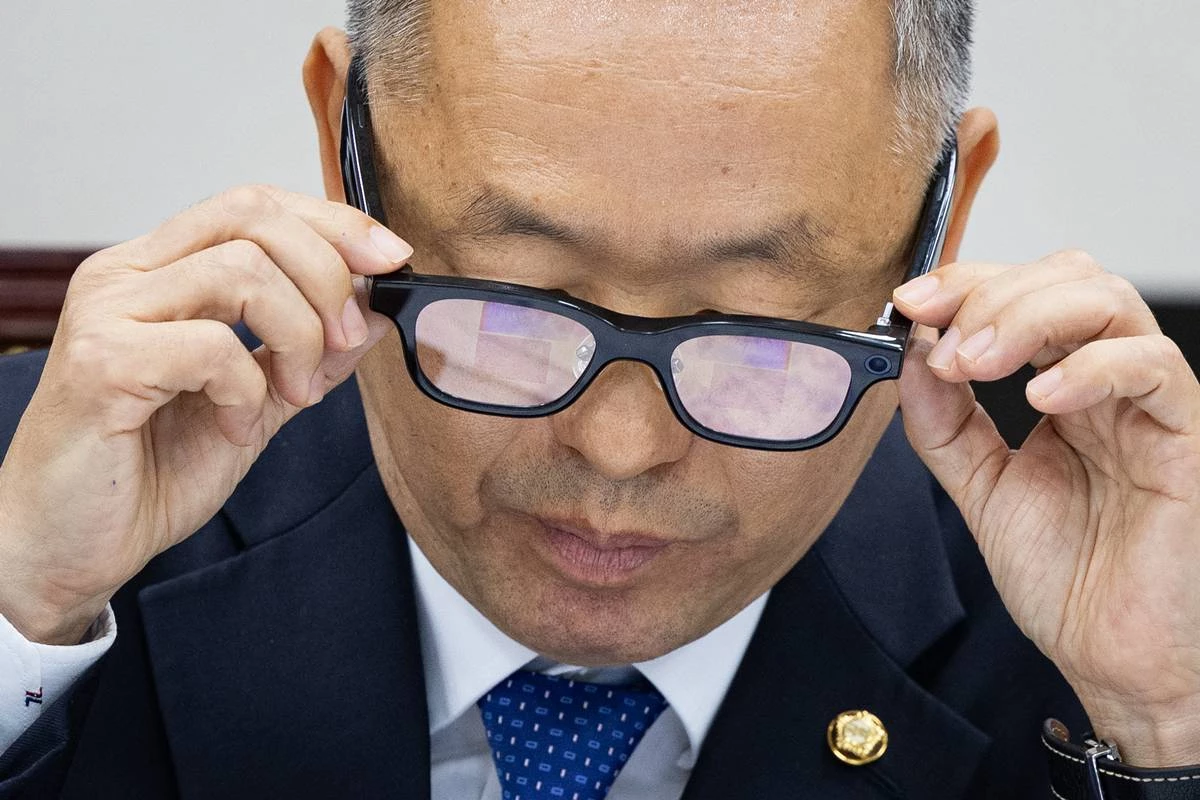 김문수 더불어민주당 의원이 지난 7일 서울 여의도 국회에서 열린 교육위원회의 교육부 등에 대한 국정감사에서 AI글래스를 활용한 수능 문항 풀이 시연을 하고 있다 / 뉴스1