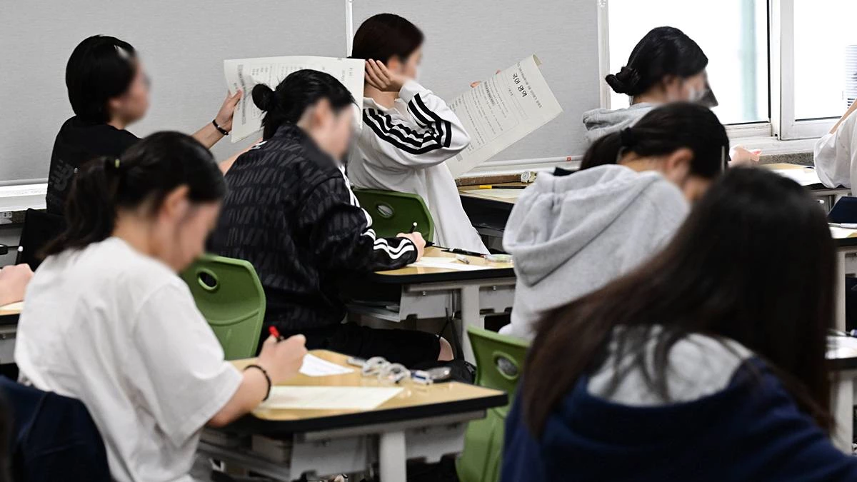 2027학년도 대학수학능력시험 9월 모의평가 시행일인 지난달 2일 오전 서울 마포구 서울여자고등학교에서 학생들이 시험지를 넘기고 있다 / 뉴스1