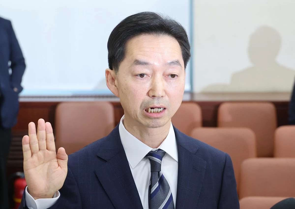 김지용 중대범죄수사청장 후보자가 14일 서울 여의도 국회에서 열린 행정안전위원회 인사청문회에서 증인 선서를 하고 있다. 김 후보자는 인사청문회에서 외압에 흔들리지 않고 수사하겠다며 정치적인 중립성과 독립성을 강조했다. 김 후보자는 14일 국회 행정안전위원회의 청문회 인사말에서 '정치적 중립성과 독립성을 지키며 공정하게 수사하겠다'라며 '중수청이 외부의 압력에 흔들리지 않고 오직 법과 원칙에 따라 공정하게 수사할 수 있게 하겠다'라고 말했다. / 뉴스1