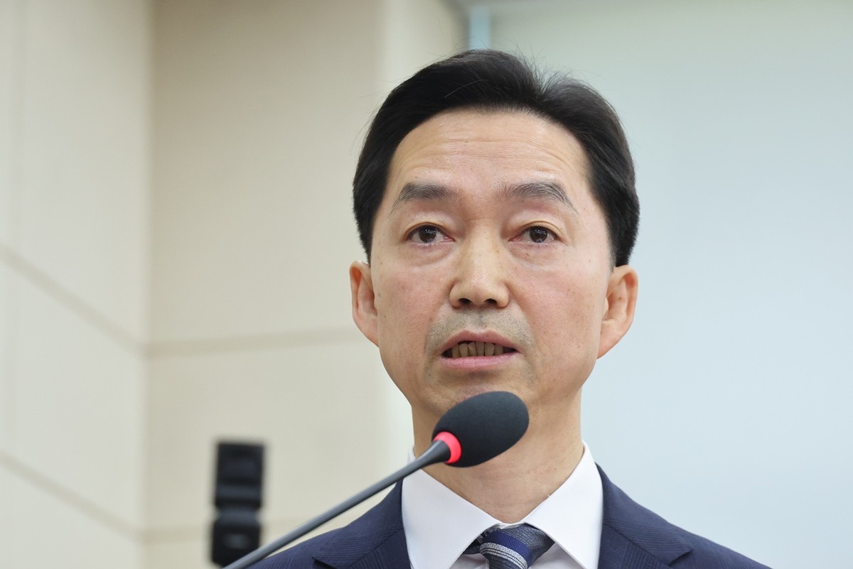 김지용 중대범죄수사청장 후보자가 14일 서울 여의도 국회에서 열린 행정안전위원회 인사청문회에서 인사말을 하고 있다. 김 후보자는 인사청문회에서 외압에 흔들리지 않고 수사하겠다며 정치적인 중립성과 독립성을 강조했다. 김 후보자는 14일 국회 행정안전위원회의 청문회 인사말에서 '정치적 중립성과 독립성을 지키며 공정하게 수사하겠다'라며 '중수청이 외부의 압력에 흔들리지 않고 오직 법과 원칙에 따라 공정하게 수사할 수 있게 하겠다'라고 말했다. / 뉴스1