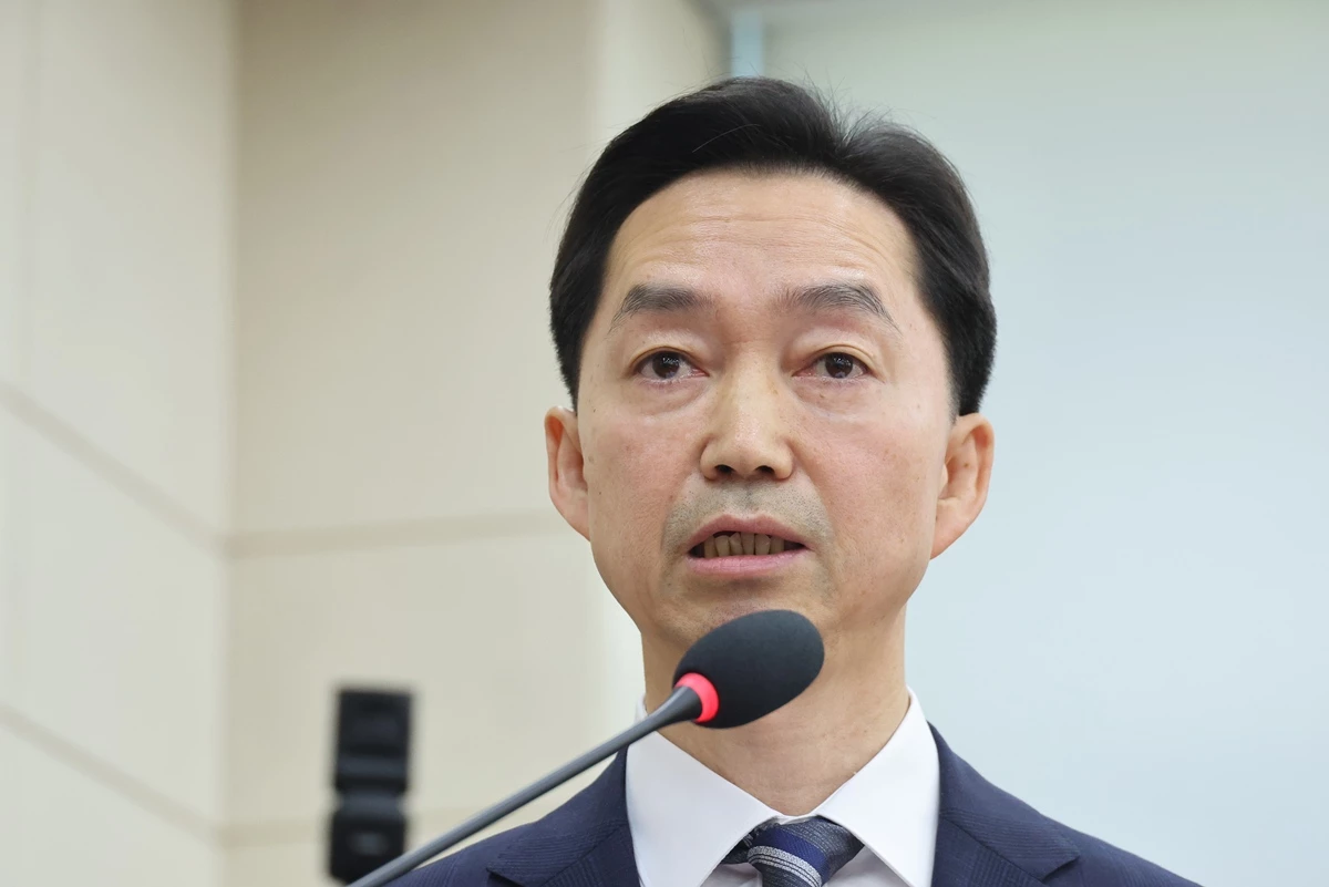 김지용 중대범죄수사청장 후보자가 14일 서울 여의도 국회에서 열린 행정안전위원회 인사청문회에서 인사말을 하고 있다. 김 후보자는 인사청문회에서 외압에 흔들리지 않고 수사하겠다며 정치적인 중립성과 독립성을 강조했다. 김 후보자는 14일 국회 행정안전위원회의 청문회 인사말에서 '정치적 중립성과 독립성을 지키며 공정하게 수사하겠다'라며 '중수청이 외부의 압력에 흔들리지 않고 오직 법과 원칙에 따라 공정하게 수사할 수 있게 하겠다'라고 말했다. / 뉴스1