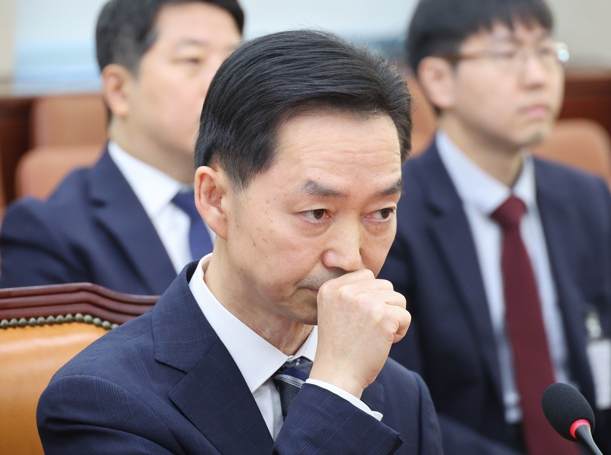 김지용 중대범죄수사청장 후보자가 14일 서울 여의도 국회에서 열린 행정안전위원회 인사청문회에 출석했다. 김 후보자는 인사청문회에서 외압에 흔들리지 않고 수사하겠다며 정치적인 중립성과 독립성을 강조했다. 김 후보자는 14일 국회 행정안전위원회의 청문회 인사말에서 '정치적 중립성과 독립성을 지키며 공정하게 수사하겠다'라며 '중수청이 외부의 압력에 흔들리지 않고 오직 법과 원칙에 따라 공정하게 수사할 수 있게 하겠다'라고 말했다. 김 후보자는 '수사 과정에서 사건 관계인의 인권 보호에도 소홀함이 없도록 지휘·감독해 단 한 명이라도 억울한 국민이 발생하지 않도록 최선을 다하겠다'라고도 했다. / 뉴스1