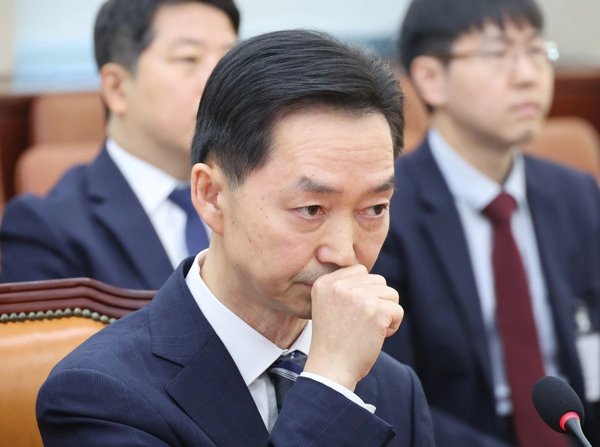 김지용 중대범죄수사청장 후보자가 14일 서울 여의도 국회에서 열린 행정안전위원회 인사청문회에 출석했다. 김 후보자는 인사청문회에서 외압에 흔들리지 않고 수사하겠다며 정치적인 중립성과 독립성을 강조했다. 김 후보자는 14일 국회 행정안전위원회의 청문회 인사말에서 '정치적 중립성과 독립성을 지키며 공정하게 수사하겠다'라며 '중수청이 외부의 압력에 흔들리지 않고 오직 법과 원칙에 따라 공정하게 수사할 수 있게 하겠다'라고 말했다. 김 후보자는 '수사 과정에서 사건 관계인의 인권 보호에도 소홀함이 없도록 지휘·감독해 단 한 명이라도 억울한 국민이 발생하지 않도록 최선을 다하겠다'라고도 했다. / 뉴스1