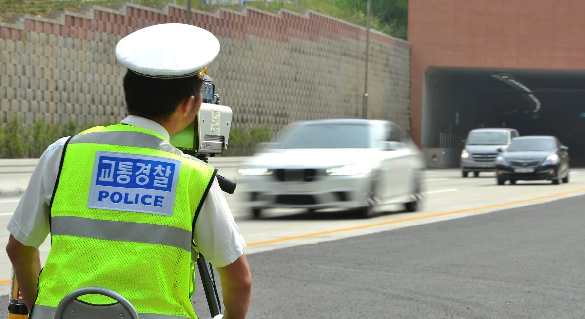 서울 강남순환도시고속도로에서 경찰들이 과속 단속을 하고 있다. 기사의 이해를 돕기 위한 사진. / 뉴스1