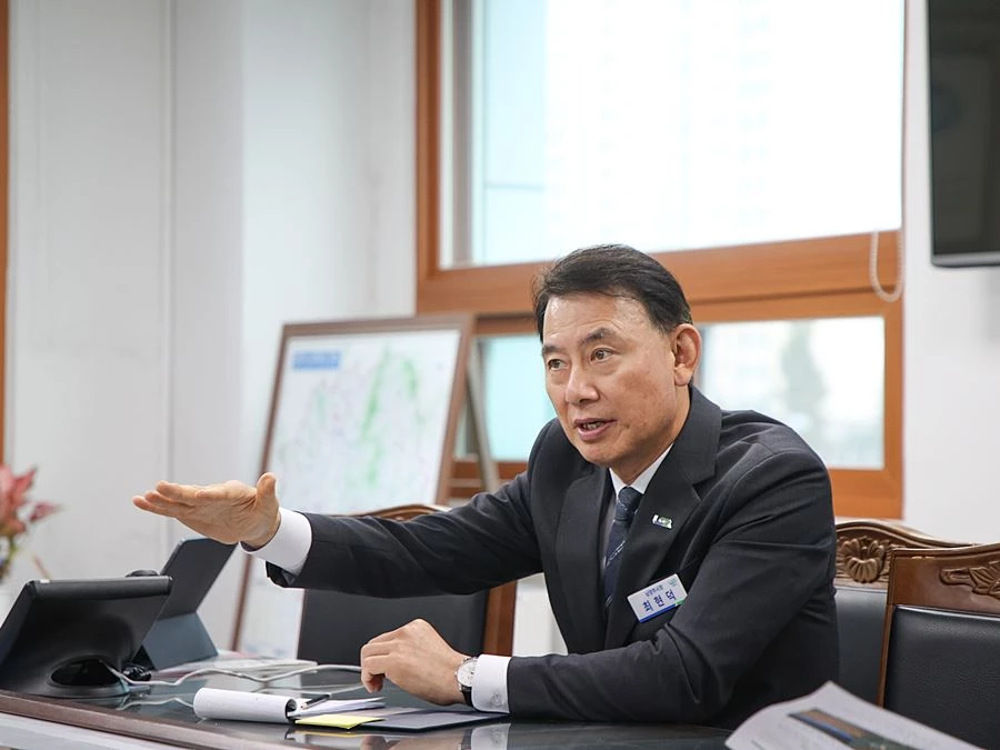 최현덕 남양주시장이 지난 13일 진접읍에서 열린 ‘2기 현장시장실’ 시민 면담에서 주민들의 건의사항을 듣고 의견을 나누고 있다