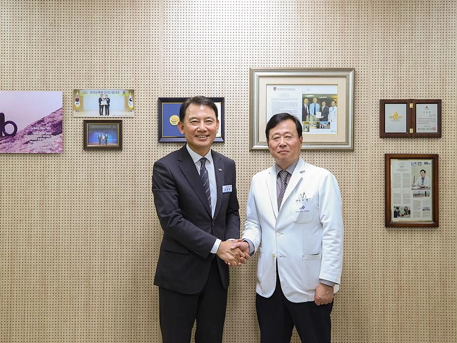 최현덕 시장이 현대병원을 방문해 병원 관계자와 기념촬영을 하고 있다