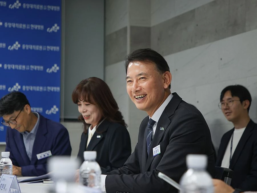 최현덕 시장이 현대병원 관계자들과 지역 의료서비스 개선 방안을 논의하고 있다