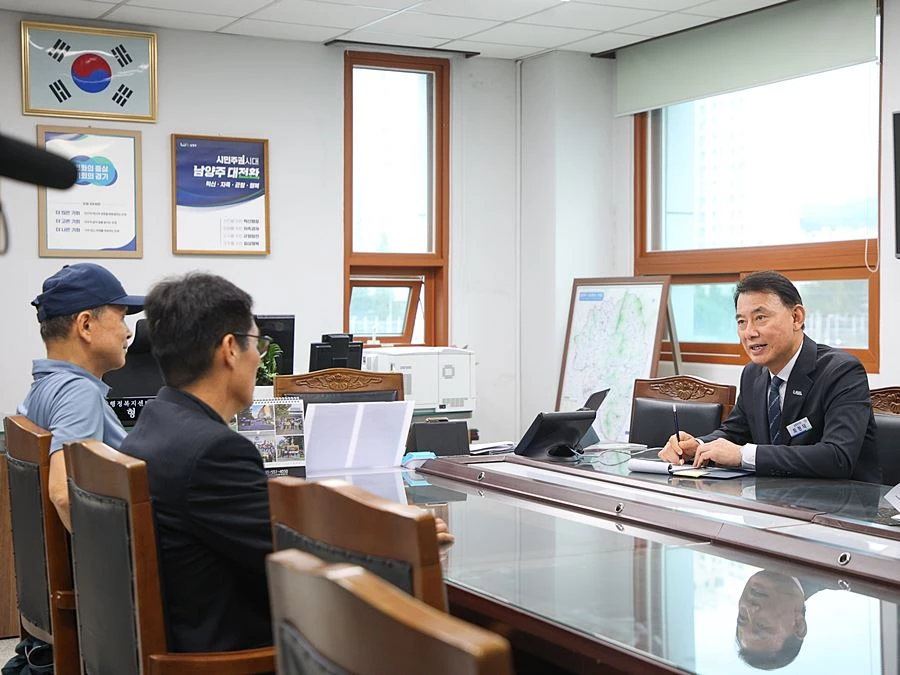 최현덕 시장이 ‘2기 현장시장실’ 시민 면담에서 주민들의 건의사항을 청취하고 있다