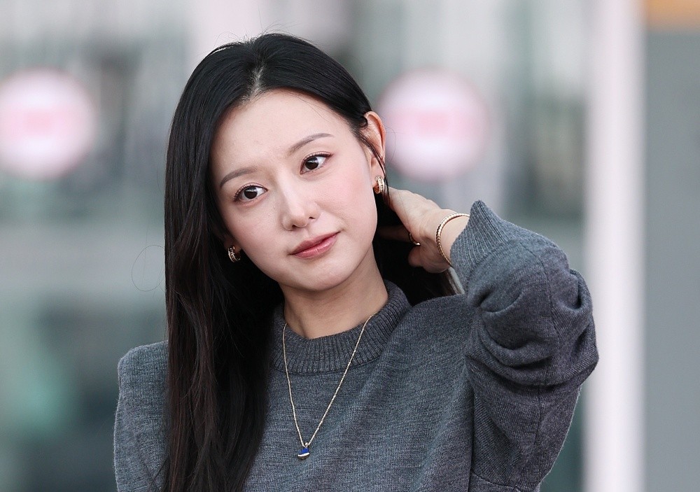배우 김지원이 3월 22일 오전 해외일정 소화를 위해 인천국제공항에서 이탈리아 밀라노로 출국하기 전 취재진 앞에서 포즈를 취하고 있다. / 뉴스1