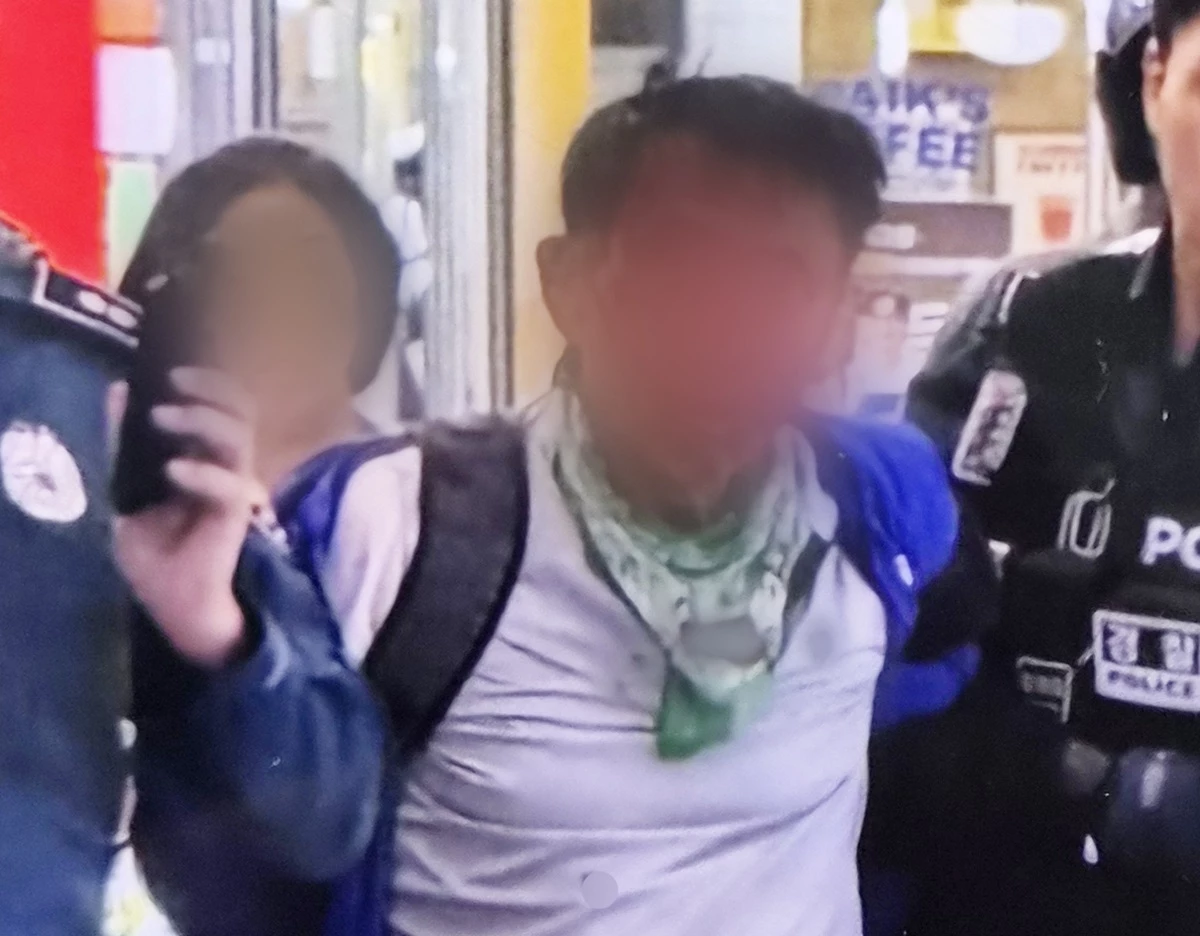 인천 칼부림 사건 피의자 A(59) 씨 모습. A 씨가 주로 여성들을 공격 대상으로 삼았다는 목격자 증언이 나왔다. 사건 현장 인근에서 게임숍을 운영하는 강모(36) 씨는 14일 연합뉴스에 '큰 소리가 나서 봤을 때 아주머니 한 분이 이미 피를 흘리고 있었다'라며 '이후 시민들이 의자와 우산 등을 들고 막아 세우자 피의자는 범행이 힘들다고 생각했는지 (갑자기) 방향을 돌려 여자 화장실 쪽으로 이동했다'라고 전했다. / 뉴스1