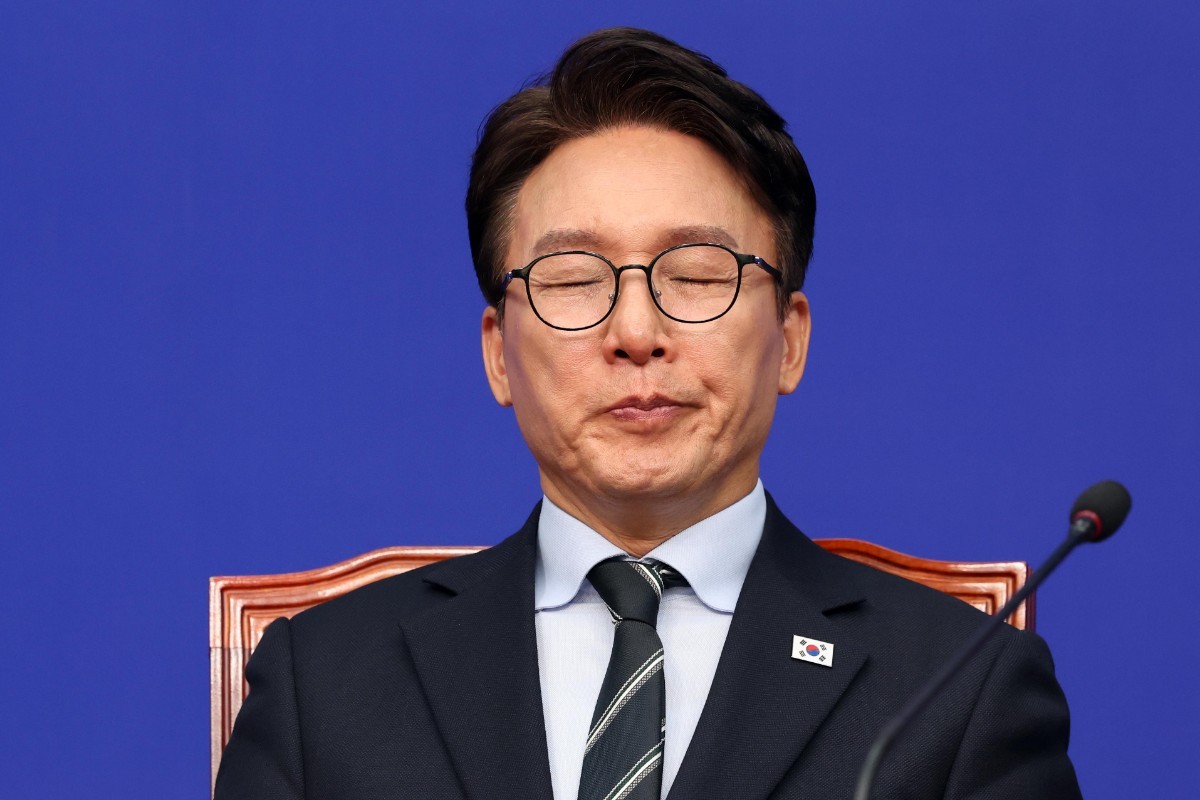 김민석 더불어민주당 대표가 12일 오전 서울 여의도 국회에서 열린 최고위원회의에서 생각에 잠겨 있다. / 뉴스1