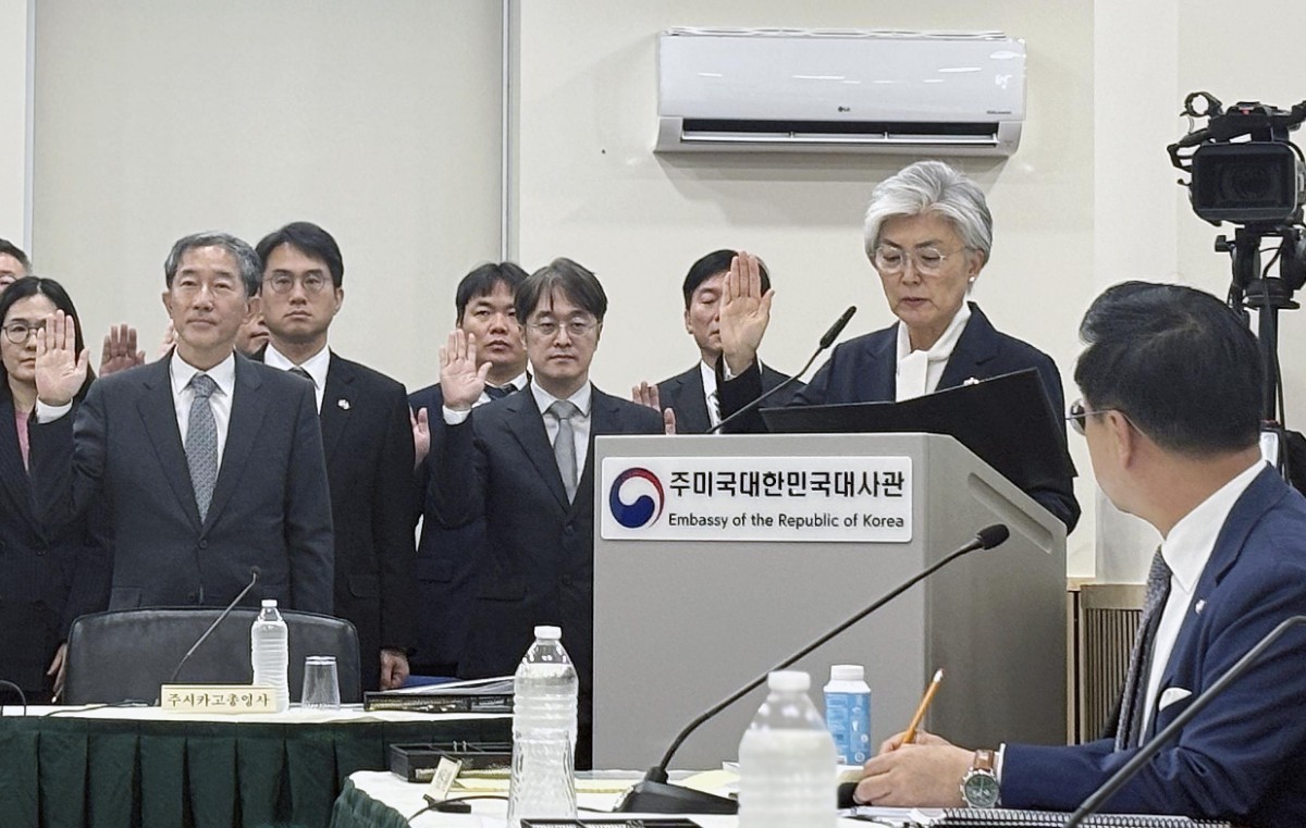 강경화 주미한국대사가 12일(현지시각) 미국 워싱턴D.C 주미한국대사관에서 열린 국회 외교통일위원회 국정감사에서 선서하고 있다. / 뉴스1