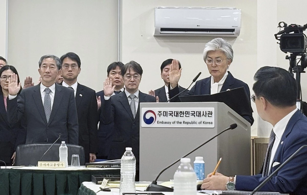 강경화 주미한국대사가 12일(현지시각) 미국 워싱턴D.C 주미한국대사관에서 열린 국회 외교통일위원회 국정감사에서 선서하고 있다. / 뉴스1