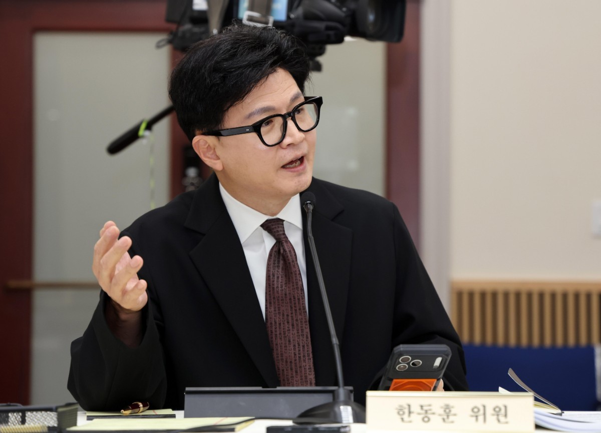 한동훈 무소속 의원이 12일(현지시각) 미국 워싱턴DC 주미한국대사관에서 열린 국회 외교통일위원회 주미한국대사관 등에 대한 국정감사에서 질의하고 있다. / 뉴스1(워싱턴 공동취재단)