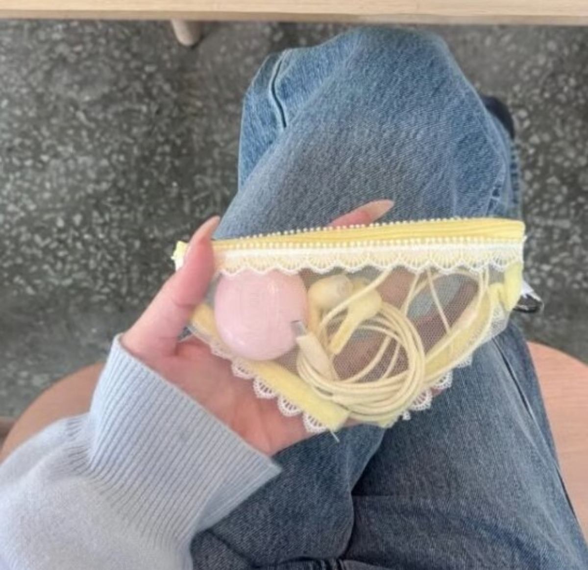 논란이 된 망사팬티 파우치 제품. / 온라인 커뮤니티