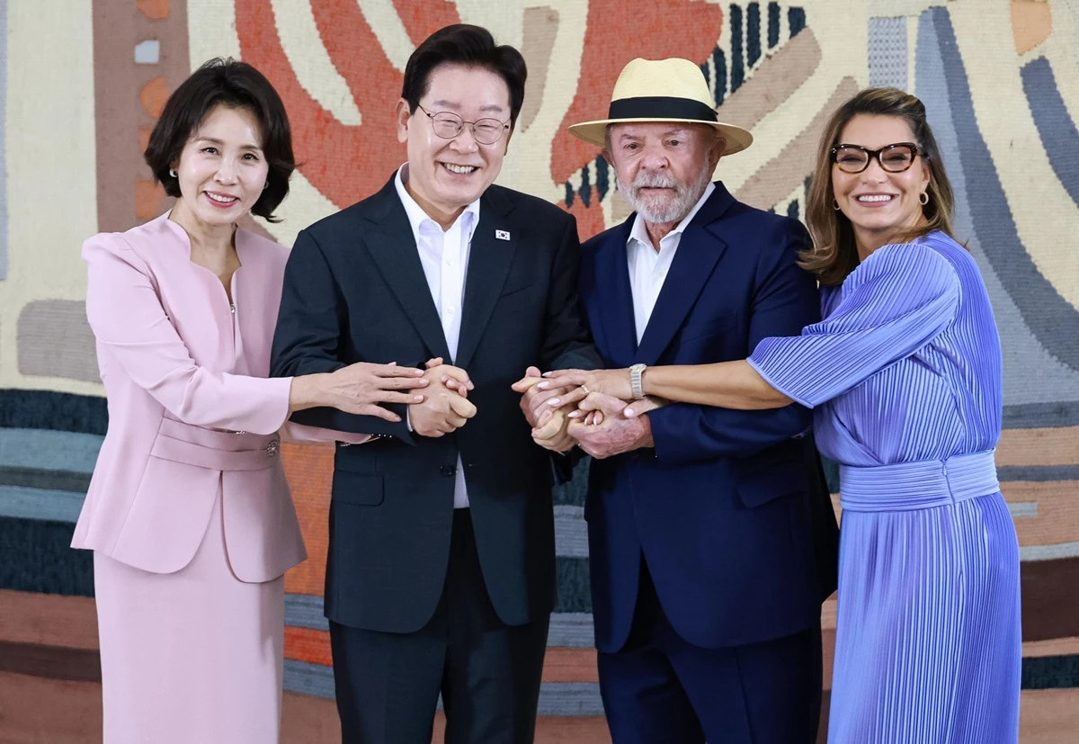 이재명 대통령과 루이스 이나시우 룰라 다 시우바 대통령, 김혜경 여사, 호잔젤라 다시우바 여사가 지난 7월 27일(현지 시각) 브라질 외교부궁에서 열린 문화공연 및 리셉션에서 기념촬영을 하고 있다. / 뉴스1
