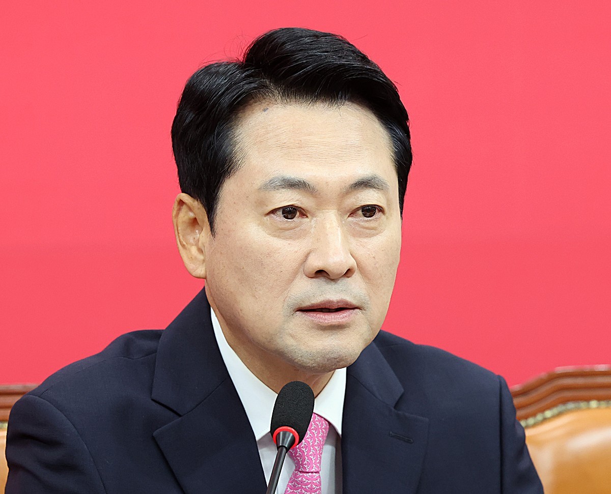 장동혁 국민의힘 대표가 서울 여의도 국회에서 열린 최고위원회의에서 발언을 하고 있다. 기사 이해를 돕기 위한 자료 사진. 장 대표는 인천 칼부림 사건 피해자들이 병원에 이송될 때 이재명 대통령은 부산에서 흑상어 '부캉이'를 구경하고 있었다고 비판했다. / 뉴스1