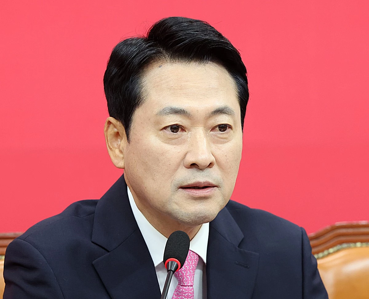 장동혁 국민의힘 대표가 서울 여의도 국회에서 열린 최고위원회의에서 발언을 하고 있다. 기사 이해를 돕기 위한 자료 사진. 장 대표는 인천 칼부림 사건 피해자들이 병원에 이송될 때 이재명 대통령은 부산에서 흑상어 '부캉이'를 구경하고 있었다고 비판했다. / 뉴스1