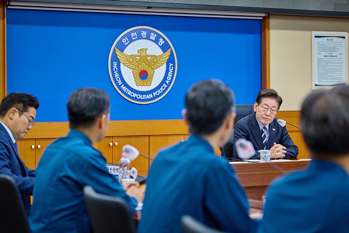 이재명 대통령이 13일 인천경찰청을 방문해 이날 발생한 인천 대형마트 흉기난동 사건의 경위와 수사 상황, 피해자들의 상태 등을 보고 받고 있다. / 청와대 제공-뉴스1