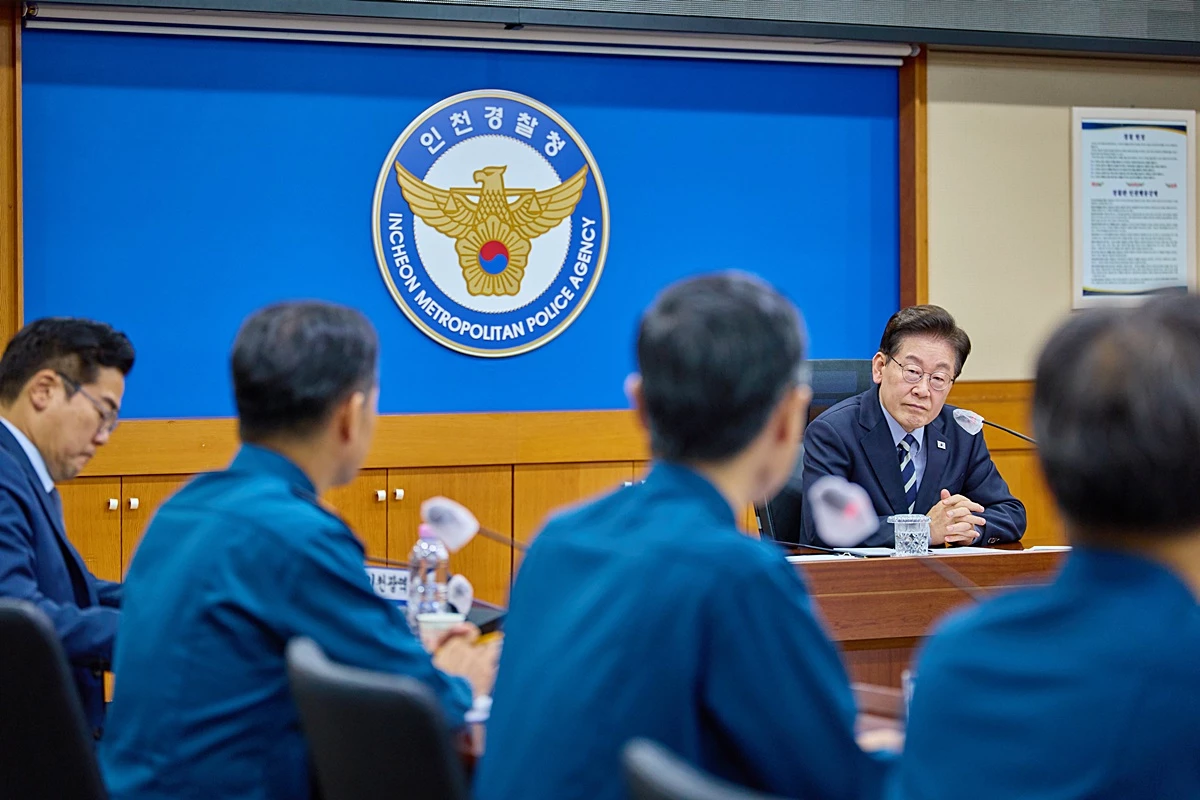 이재명 대통령이 13일 인천경찰청을 방문해 이날 발생한 인천 대형마트 흉기난동 사건의 경위와 수사 상황, 피해자들의 상태 등을 보고 받고 있다. / 청와대 제공-뉴스1