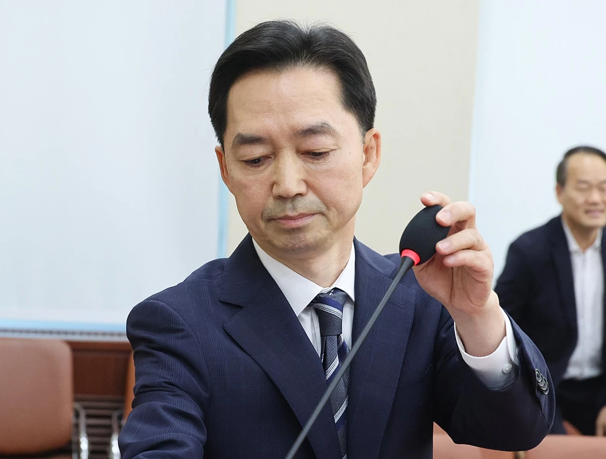 김지용 중대범죄수사청장 후보자가 14일 서울 여의도 국회에서 열린 행정안전위원회 인사청문회에서 마이크 위치를 조정하고 있다. 김 후보자에 대한 국회 인사청문회에서 야당은 물론 일부 범여권 의원까지 김 후보자의 적격성에 문제를 제기하며 공세를 펼쳤다. / 뉴스1