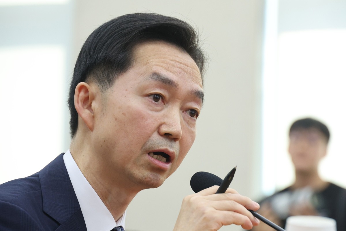 김지용 중대범죄수사청장 후보자가 14일 서울 여의도 국회에서 열린 행정안전위원회 인사청문회에서 의원 질의에 답변하고 있다. 김 후보자에 대한 국회 인사청문회에서 야당은 물론 일부 범여권 의원까지 김 후보자의 적격성에 문제를 제기하며 공세를 펼쳤다. 더불어민주당과 조국혁신당 등 일부 범여권 의원들은 김 후보자의 과거 검찰 재직 시절 사건 처리와 관련해 비겁한 모습을 보였다고 질타했다. 이날 인사청문회에서 여야는 자료 제출 문제를 두고도 김 후보자를 질타했다. / 뉴스1