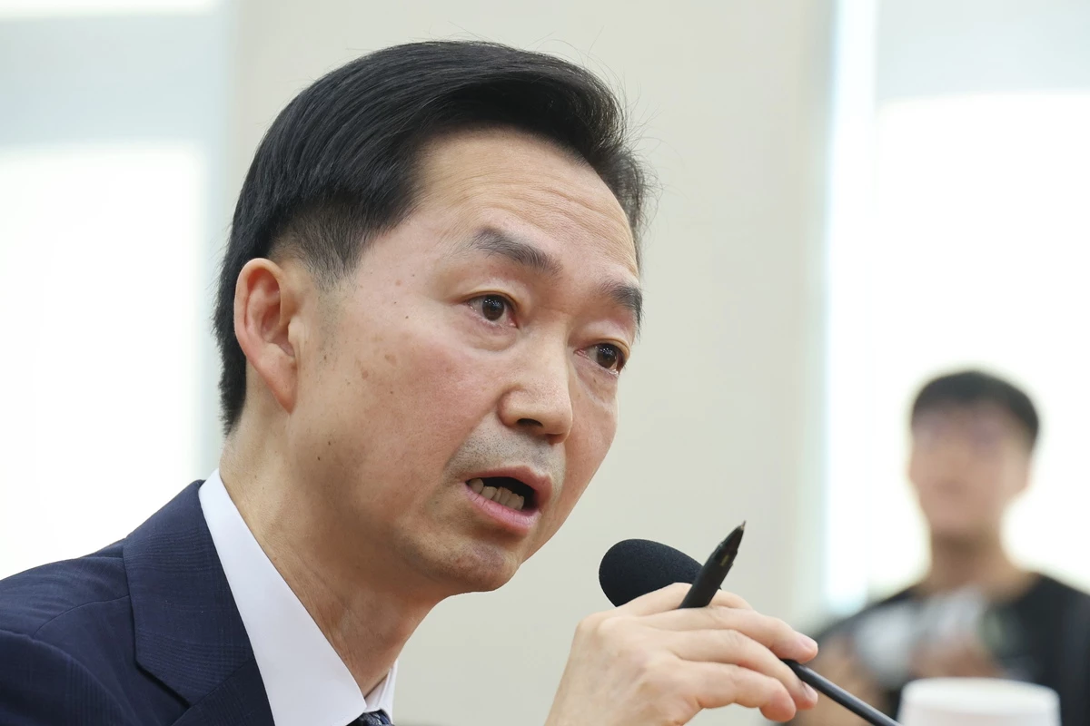 김지용 중대범죄수사청장 후보자가 14일 서울 여의도 국회에서 열린 행정안전위원회 인사청문회에서 의원 질의에 답변하고 있다. 김 후보자에 대한 국회 인사청문회에서 야당은 물론 일부 범여권 의원까지 김 후보자의 적격성에 문제를 제기하며 공세를 펼쳤다. 더불어민주당과 조국혁신당 등 일부 범여권 의원들은 김 후보자의 과거 검찰 재직 시절 사건 처리와 관련해 비겁한 모습을 보였다고 질타했다. 이날 인사청문회에서 여야는 자료 제출 문제를 두고도 김 후보자를 질타했다. / 뉴스1