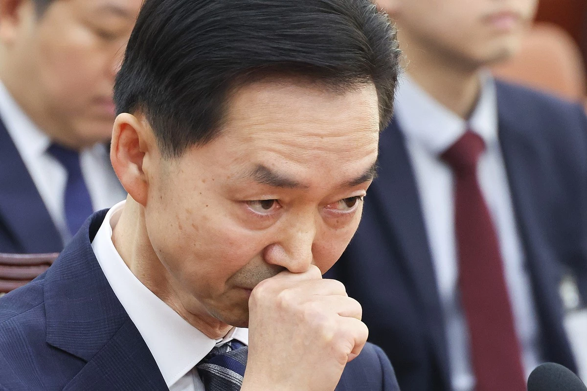 김지용 중대범죄수사청장 후보자가 14일 서울 여의도 국회에서 열린 행정안전위원회 인사청문회에서 생각에 잠겨 있다. 김 후보자에 대한 국회 인사청문회에서 야당은 물론 일부 범여권 의원까지 김 후보자의 적격성에 문제를 제기하며 공세를 펼쳤다. 더불어민주당과 조국혁신당 등 일부 범여권 의원들은 김 후보자의 과거 검찰 재직 시절 사건 처리와 관련해 비겁한 모습을 보였다고 질타했다. 이날 인사청문회에서 여야는 자료 제출 문제를 두고도 김 후보자를 질타했다. / 뉴스1