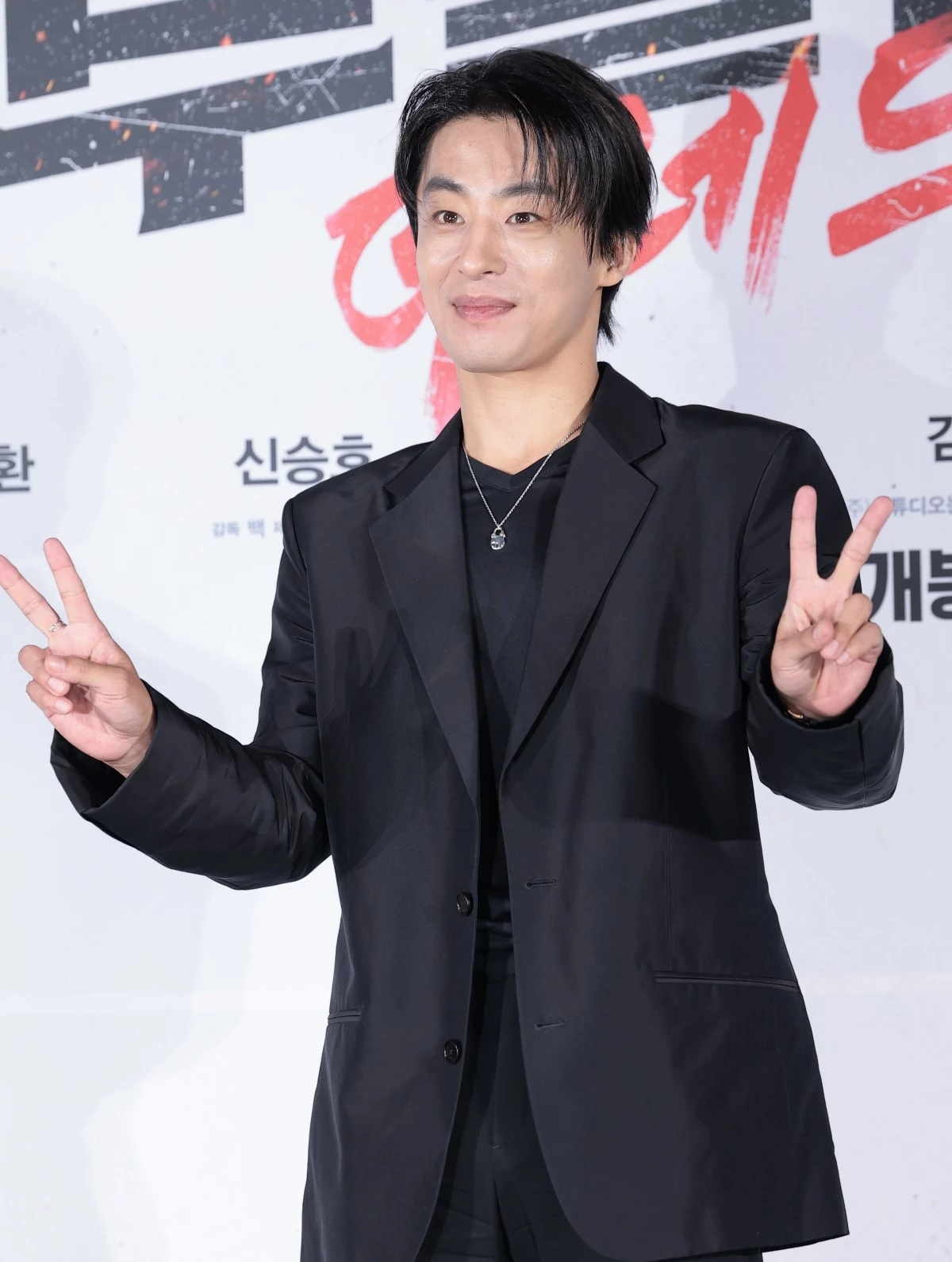배우 구교환이 지난 8월 서울 광진구 롯데시네마 건대입구에서 열린 영화 '부활남: 더 레드'(감독 백) 제작보고회에 참석해 포즈를 취하고 있다. / 뉴스1