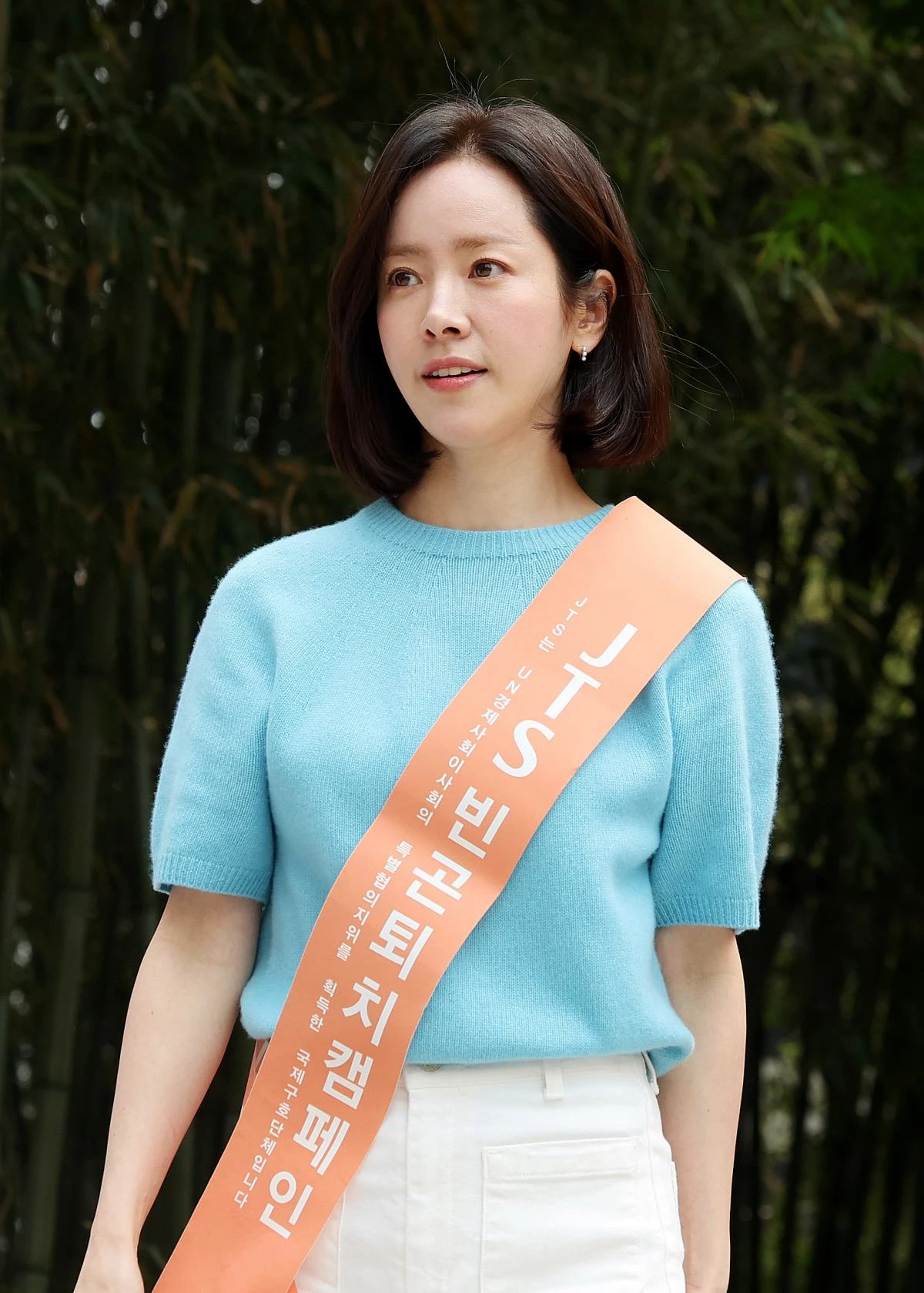 배우 한지민이 지난 5월 서울 중구 명동에서 열린 '길벗JTS 거리모금 캠페인’ 행사에 참석하고 있다. / 뉴스1