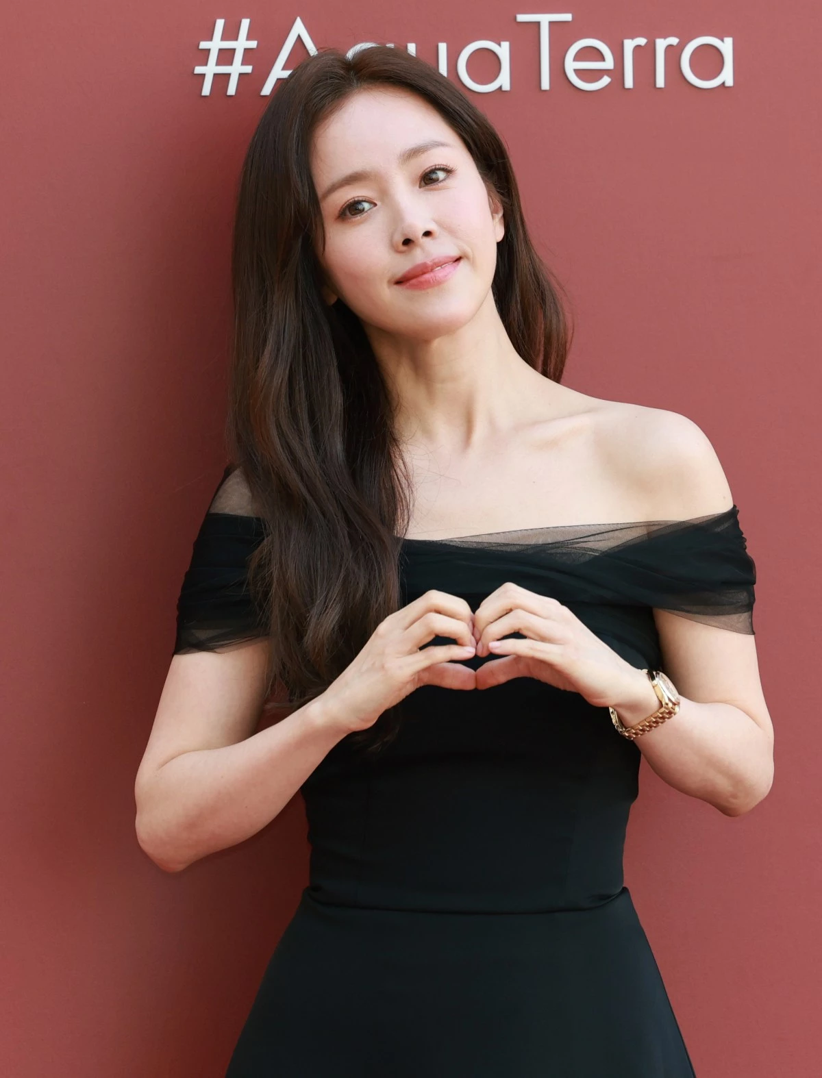 배우 한지민이 지난해 서울 강남구 논현동에서 진행된 스위스 시계 브랜드 오메가(OMEGA) '씨마스터 아쿠아 테라 30mm' 론칭 행사에 참석해 포즈를 취하고 있다. / 뉴스1