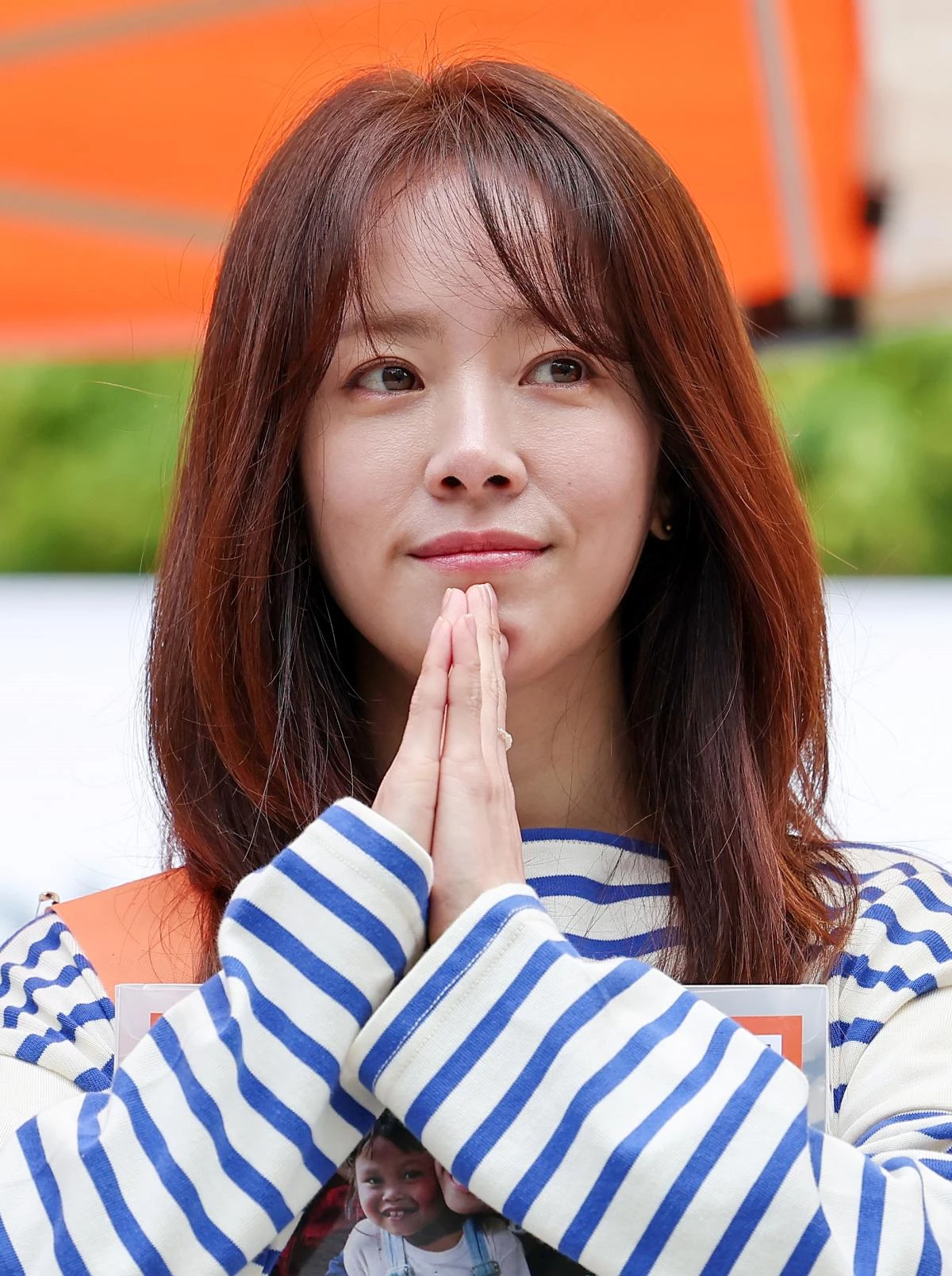 배우 한지민이 지난해 서울 중구 명동 하나플레이파크에서 열린 전쟁 내전 재난 빈곤 아이돕기 길벗 JTS 거리모금 캠페인에 참석해 모금 활동을 하고 있다. / 뉴스1