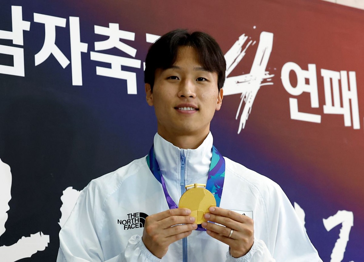 2026 아이치-나고야 아시안게임 남자축구 결승전에서 결승골을 넣은 엄지성이 지난 4일 오후 인천국제공항을 통해 귀국해 취재진과 인터뷰 후 금메달을 들어 보이고 있다. / 뉴스1