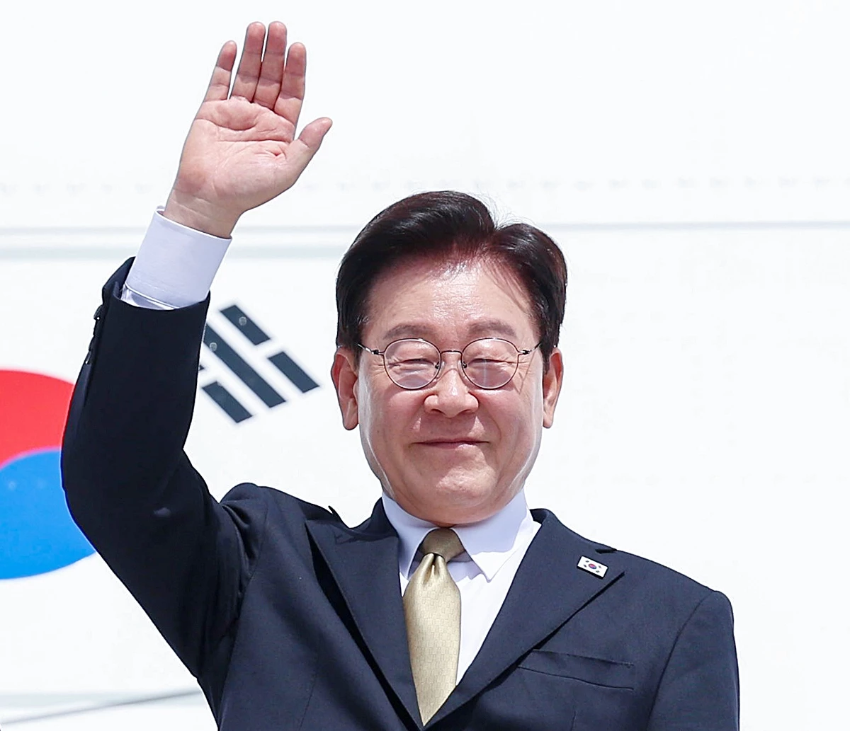 이재명 대통령. 기사 이해를 돕기 위한 자료 사진. 이 대통령의 국정운영 지지율이 34.9%를 기록했다는 여론조사 결과가 14일 발표됐다. 한국사회여론연구소(KSOI)가 지난 12~13일 전국 만 18세 이상 1001명을 대상으로 실시한 여론조사 결과를 이날 발표했다. 조사 결과에 따르면 이 대통령 국정운영에 대한 평가를 물은 결과 긍정 평가는 직전(9월 5주차) 조사보다 3.6%포인트 하락한 34.9%로 집계됐다. 이는 해당 기관의 여론조사 이래 가장 낮은 지지율이다. / 연합뉴스