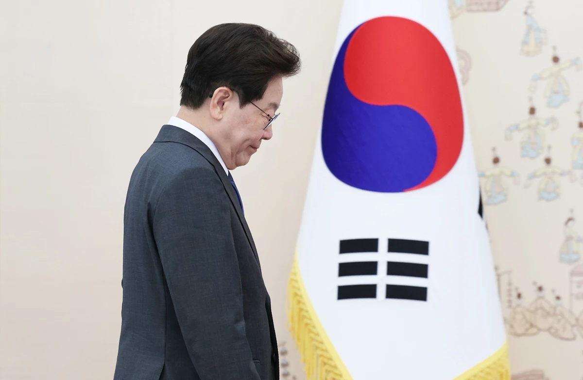 이재명 대통령이 12일 청와대에서 열린 주한대사 신임장 제정식에 입장하고 있다. 기사 이해를 돕기 위한 자료 사진. 이 대통령의 국정운영 지지율이 34.9%를 기록했다는 여론조사 결과가 14일 발표됐다. 한국사회여론연구소(KSOI)가 지난 12~13일 전국 만 18세 이상 1001명을 대상으로 실시한 여론조사 결과를 이날 발표했다. 조사 결과에 따르면 이 대통령 국정운영에 대한 평가를 물은 결과 긍정 평가는 직전(9월 5주차) 조사보다 3.6%포인트 하락한 34.9%로 집계됐다. 이는 해당 기관의 여론조사 이래 가장 낮은 지지율이다. / 뉴스1