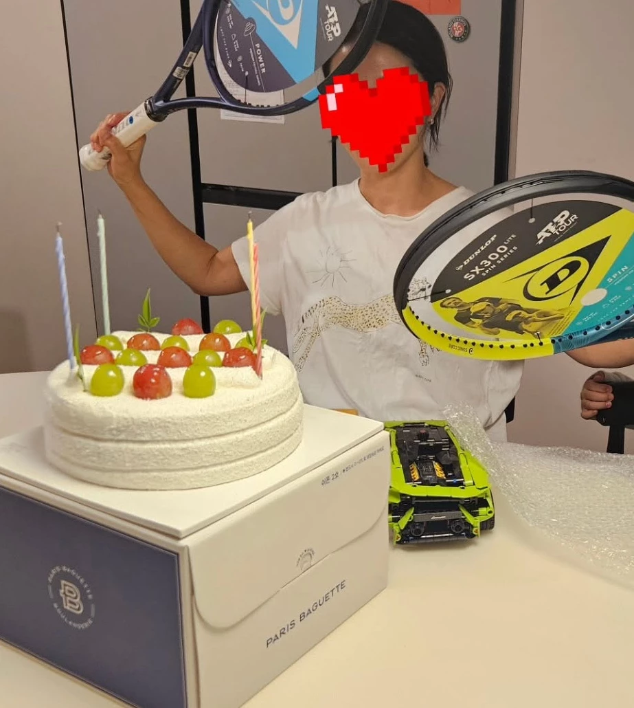 아나운서 출신 방송인 장성규가 14일 자신의 SNS를 통해 아내의 생일을 축하하고 있는 모습을 공개했다. 장성규의 아내는 선물 받은 것으로 추정되는 테니스 라켓을 들고 유쾌한 포즈로 사진을 찍었다. / 장성규 인스타그램