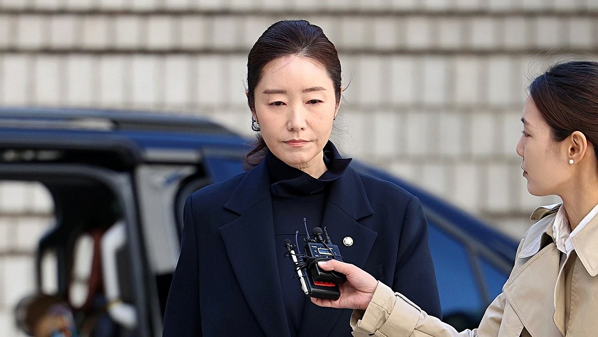 공천 헌금 1억원을 수수한 혐의로 기소된 무소속 강선우 의원이 14일 서울 서초구 서울중앙지방법원에서 열린 1심 선고 공판에 출석하고 있는 모습 / 연합뉴스