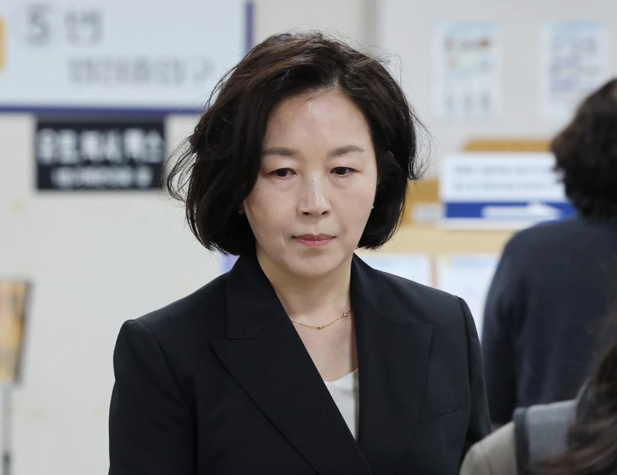1억원의 공천 헌금 의혹을 받는 김경 전 서울시의원이 14일 서울 서초구 서울중앙지방법원에서 열린 1심 선고 공판에 출석하고 있다. / 뉴스1