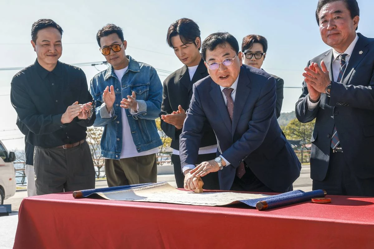주낙영 경주시장이 14일 KBS 대하드라마 ‘문무’ 성공 기원 행사에서 주요 출연 배우들이 지켜보는 가운데 성공 기원 족자에 낙관을 찍고 있다.