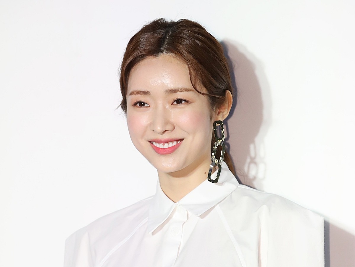 배우 차정원. 기사 이해를 돕기 위한 자료 사진. 하정우(48)와 차정원(37)은 장기 연애 끝에 결혼한다. 하정우의 소속사 워크하우스컴퍼니는 '하정우와 차정원이 12월 13일 비공개로 결혼식을 올린다'라고 14일 밝혔다. 차정원의 소속사 사람엔터테인먼트도 이날 '두 사람이 결혼한다'라고 발표했다. 하정우와 차정원은 오랜 기간 교제한 끝에 부부가 된다. 지난 2월 열애설이 불거지자 이를 인정하고 공개적으로 사랑을 키웠다. 차정원은 2012년 영화 '무서운 이야기'로 데뷔했다. / 뉴스1